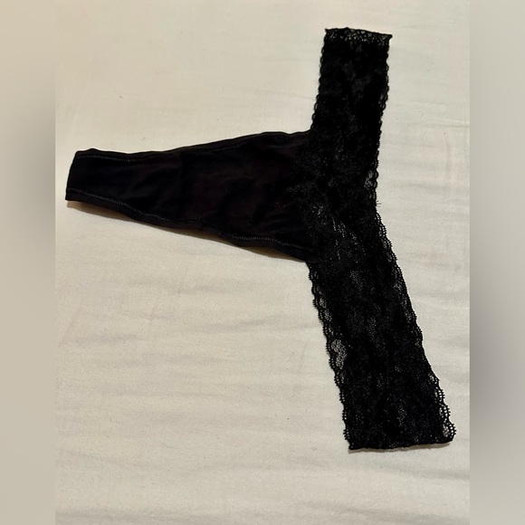 Victoria’s Secret Thong Size Medium 💥2/$15 or 3/$20💥 - Picture 1 of 3